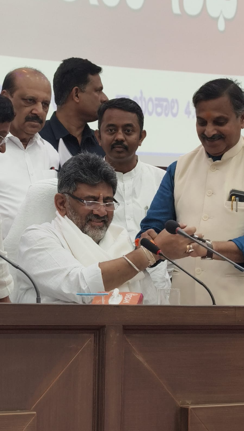 BJP MP Narayansa Bhandage Ties Saffron ‘RSS Rakhi’ on DK Shivakumar in Bagalkote